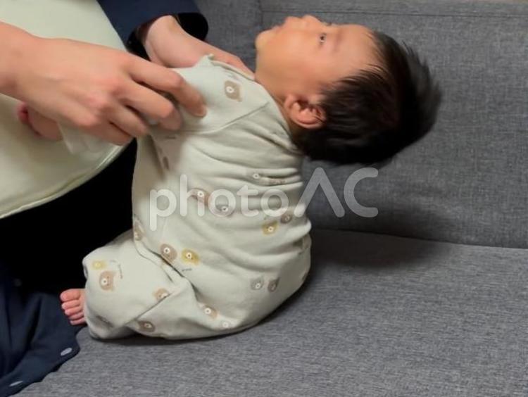 首がすわり確認 赤ちゃん 首がすわり確認 赤ちゃん 幼児,首,予防接種の写真素材