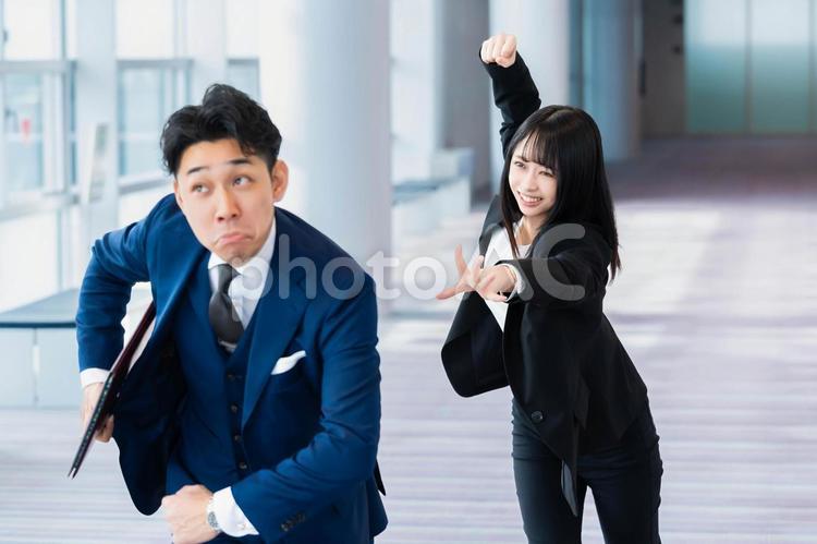 ふざけて逃げる上司と怒って追いかける部下 ビジネスウーマン,ビジネスマン,女性の写真素材