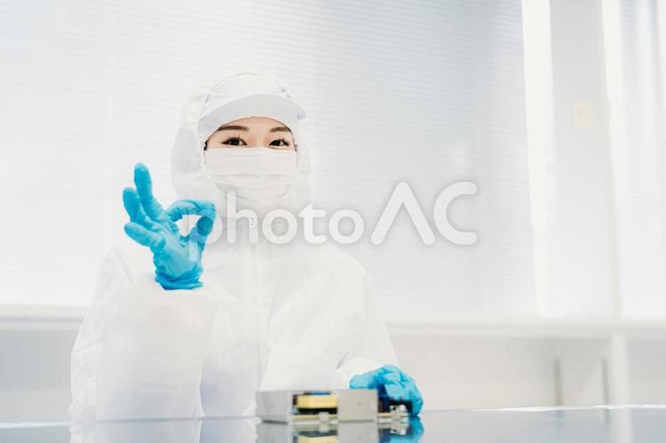 クリーンルームで精密機器を扱う女性 工場,製造業,精密機器の写真素材