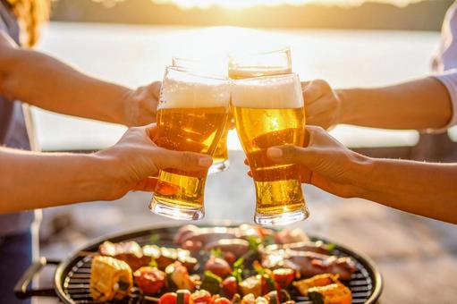 バーベキューで乾杯 バーベキューで乾杯の写真