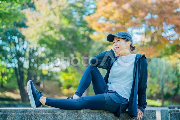 公園で休むスポーツウェアを着た女性 運動,スポーツ,散歩の写真素材