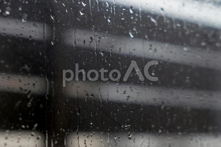 雨粒と静寂の窓辺 雨,水滴,窓ガラスの写真素材