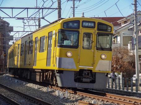 西武新宿線の黄色い電車 西武新宿線の黄色い電車 鉄道,ローカル線,線路の写真素材