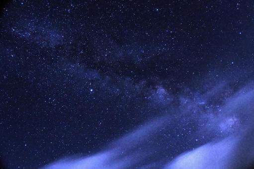 夏の星空/天の川と流れる雲 夏の星空/天の川と流れる雲 星空,夜空,夏の写真素材