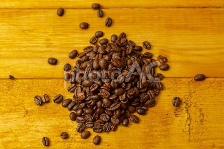 テーブルに置かれたコーヒー豆 コーヒー豆,コーヒー,豆の写真素材