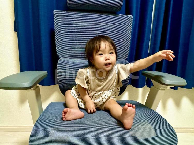 デスクチェアーに座る赤ちゃんのイメージ デスクチェアー,赤ちゃん,子供の写真素材