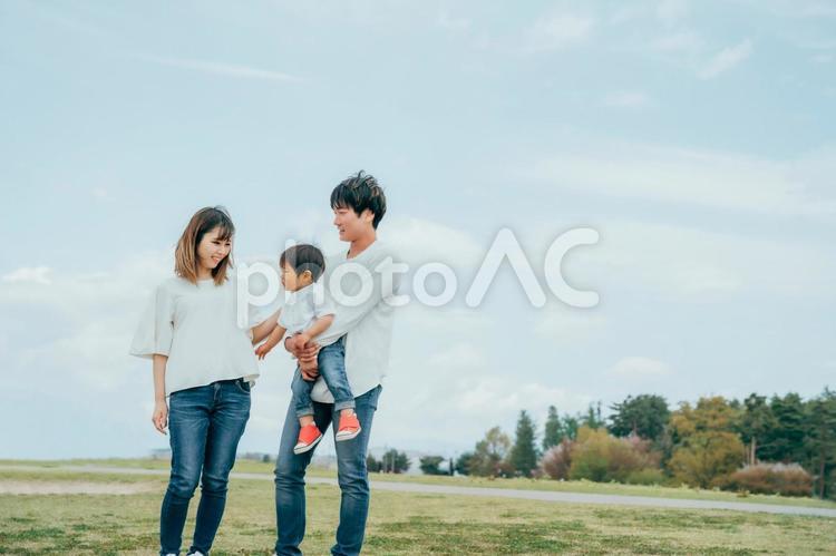 空と家族・ファミリー・赤ちゃん 家族,夫婦,赤ちゃんの写真素材
