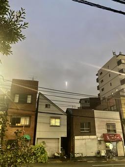 夜空に浮かぶスカイツリーと下町の家々 スカイツリー,東京,下町の写真素材