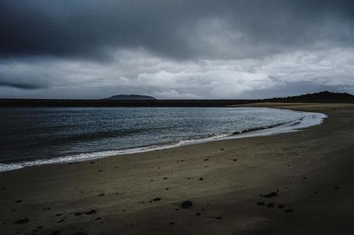 <Goto scenery> A beach at dawn on a cloudy day, cloudy, breaking dawn, morning, JPG