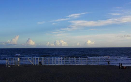 夏の白杭 夏の白杭 湘南,鵠沼海岸,海の写真素材