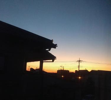住宅街から覗く夜明け 住宅街から覗く夜明けの写真