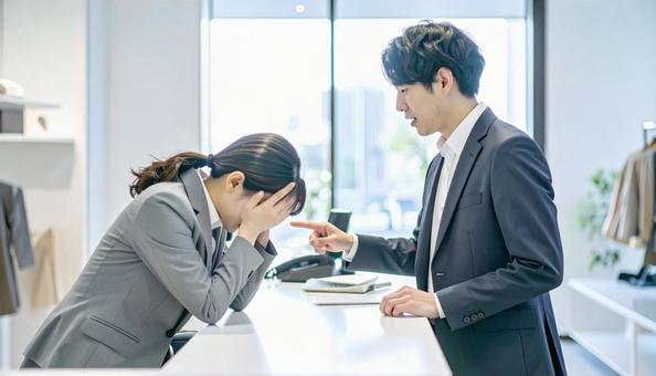 カスハライメージ:深く頭を下げる従業員 カスハライメージ:深く頭を下げる従業員の写真