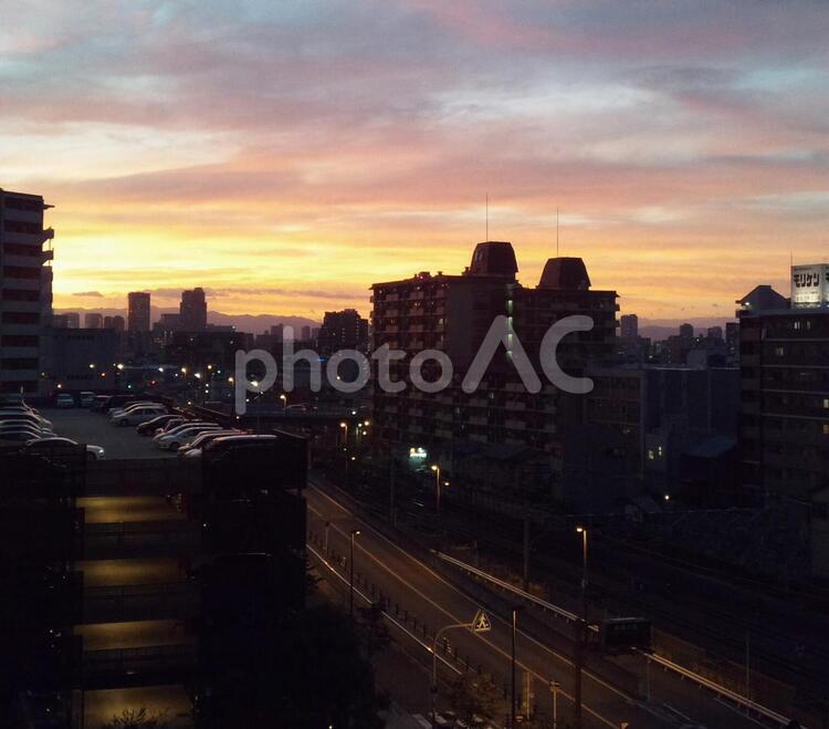 街の夕焼け 夕焼け,夜,街の写真素材