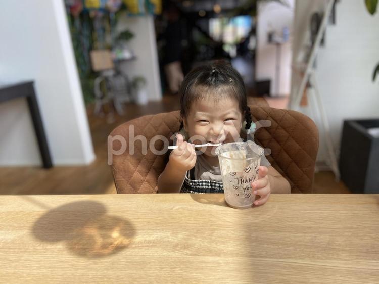 笑顔でスムージーを飲む女の子 女の子,子供,ドリンクの写真素材