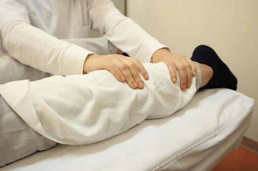 足のマッサージ 整骨治療,整骨院,院内の写真素材