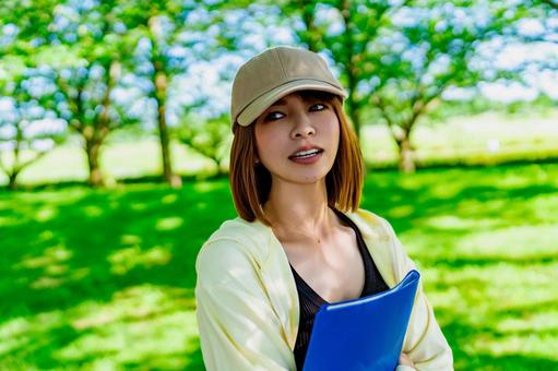 お昼に書類を持って散歩するOL お昼に書類を持って散歩するOL 散歩,歩く,書類の写真素材