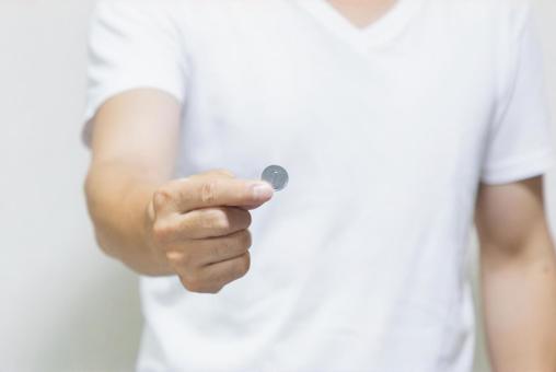 一円玉を見せる男性 一円玉を見せる男性 一円玉,日本円,お金の写真素材