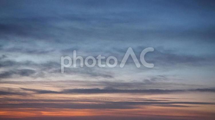 冬の朝・朝焼けの空 冬,朝,朝焼けの写真素材