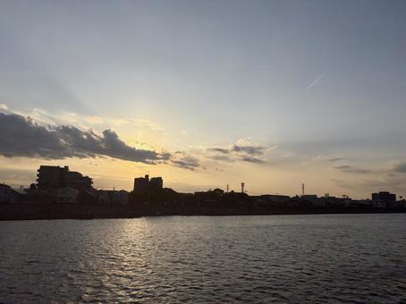 雲に隠れる夕日と川 雲に隠れる夕日と川 川,河川,夕景の写真素材