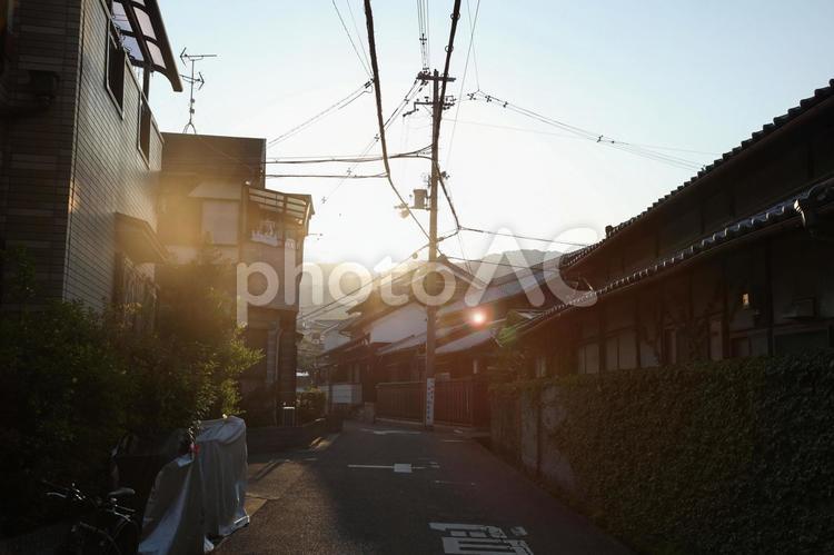 夕暮れの住宅街 歴史的建造物,古民家,住宅街の写真素材