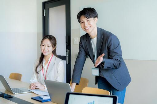 ミーティングする若いビジネスパーソン ミーティング,会議,ビジネスマンの写真素材