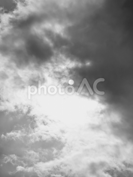 雲の間から射し込む光の白黒写真 ふんわり,ふわふわ,雲の写真素材