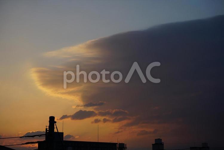 日の出直前の光が雲に当たるシルエット風景 風景,空,朝焼けの写真素材