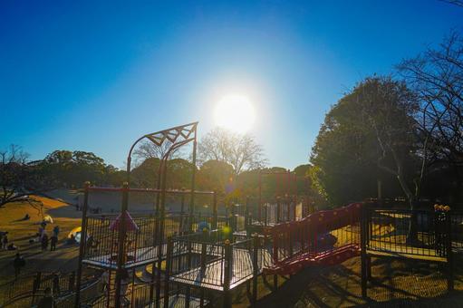 岸根公園の遊具と親子 岸根公園の遊具と親子 遊具,公園,滑り台の写真素材
