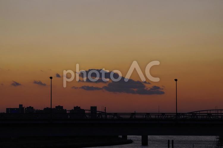 夕闇に浮かび上がる毛馬閘門工事現場 コンビナート,夕暮れ,オレンジ色の写真素材