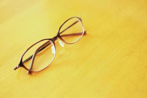 テーブルに置かれた眼鏡 眼鏡,目,近視の写真素材