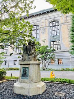 国際子ども図書館の小泉八雲記念碑の写真