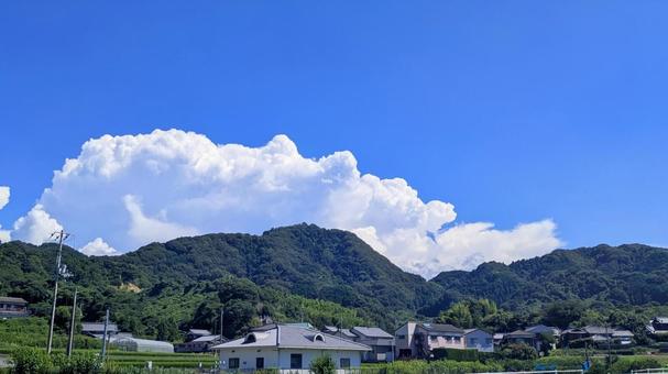 山を包む巨大な雲 山を包む巨大な雲の写真