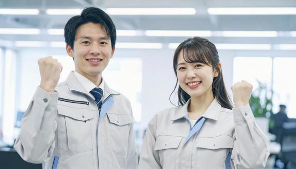 ガッツポーズをする男女 ガッツポーズをする男女の写真