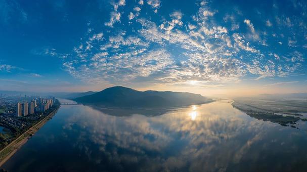 雄大な自然の息吹を感じる、湖と山の眺め 雄大な自然の息吹を感じる、湖と山の眺めの写真