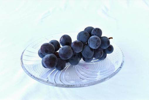 Grapes on a glass plate, JPG Grapes on a glass plate, JPG