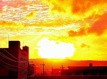山に沈む大きな夕陽 山に沈む大きな夕陽の写真