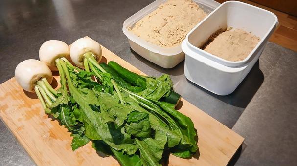 ぬか漬け作業 ぬか漬け,カブ,きゅうりの写真素材