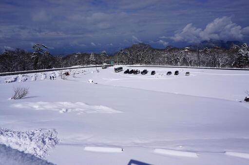 鳥取大山の冬の駐車場5　雪山素材　風景 雪,駐車場,轍の写真素材