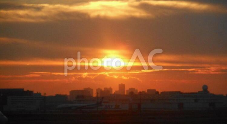 都会の空で光る夕日 夕日,夕焼け,雲の写真素材