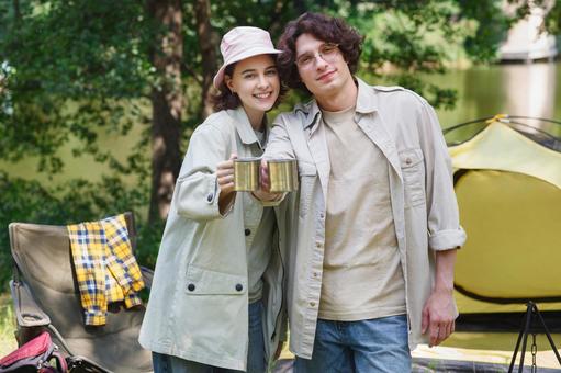 肩を寄せ合う二人のキャンプ客 男女,外国人,キャンプの写真素材