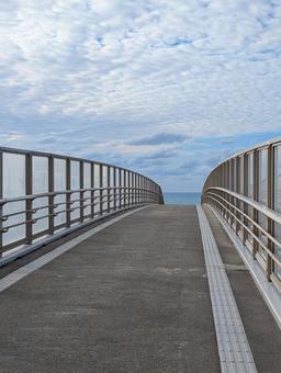 海に続く歩道橋の写真