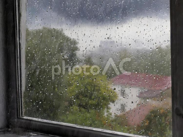 雨に濡れた窓ガラス・景色 雨,窓ガラス,濡れたの写真素材