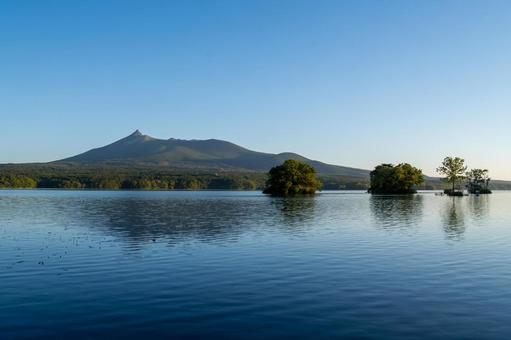 大沼に映る静かな朝の駒ヶ岳 大沼に映る静かな朝の駒ヶ岳 大沼公園,大沼,駒ヶ岳の写真素材