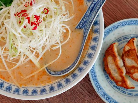 担々麺と餃子2 担々麺,餃子,白髪ネギの写真素材