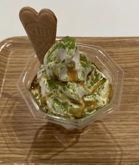 ハート型ビスケットの抹茶がけサンデー サンデー,ソフトクリーム,抹茶の写真素材