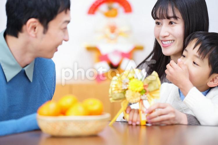 しめ飾りを持って話す家族 家族,女性,男性の写真素材