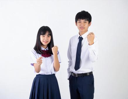 ガッツポーズする男子生徒と女子生徒 ガッツポーズする男子生徒と女子生徒の写真