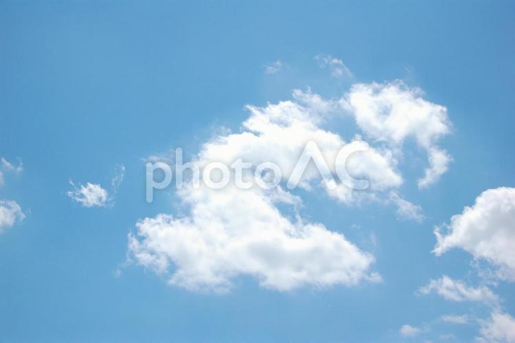 ふんわりと浮かぶ雲と青空の背景素材 空,青空,雲の写真素材