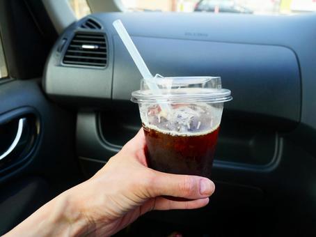 ドライブの途中でひと息.2 ドライブの途中でひと息.2 アイスコーヒー,車内,ドライブの写真素材