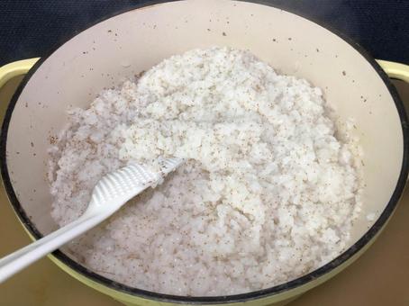 大きい鉄鍋で作ったテフのおかゆ 大きい鉄鍋で作ったテフのおかゆの写真
